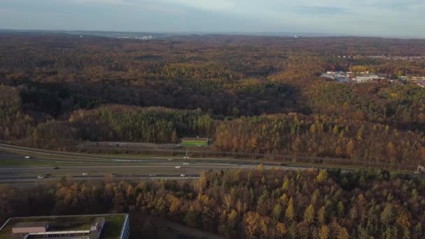 Vista aerea sul famoso Campus Eiermann di Stoccarda sull'autostrada A8 in direzione Leonberg. Il Campus Eiermann è stato progettato dal famoso architetto del Bauhaus Egon Eiermann dal 1965 in poi ed è stato utilizzato come — Video Stock