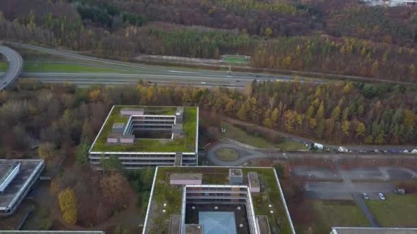 Vista aérea detallada del famoso Campus Eiermann en Stuttgart que fue planeado por el famoso arquitecto Bauhaus Egon Eiermann a partir de 1965 y fue utilizado como espacio de oficinas hasta 2009. Desde entonces lo es. — Vídeo de stock