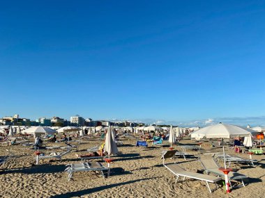 Öğleden sonra İtalya, Veneto 'daki Caorle plajında kimliği belirsiz insanlar.