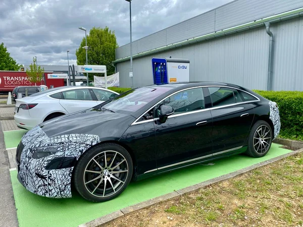 O novo carro de teste Mercedes EQS carrega com um supercharger EnBW em Ostfildern perto de Stuttgart, na Alemanha. O carro está embrulhado em papel alumínio, o modelo ainda não é completamente reconhecível. A NQA é a EV — Fotografia de Stock