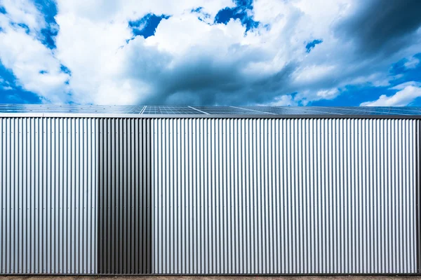 Armazém com painéis solares — Fotografia de Stock