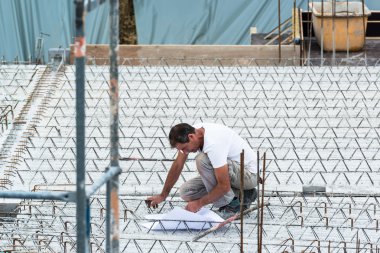 bir plan üzerinde bir şantiye kontrol eengineer