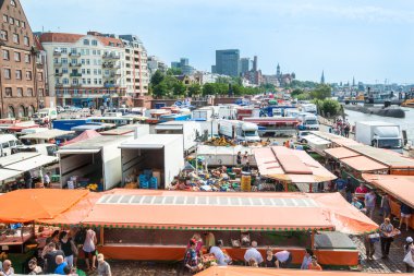 Balık pazarı Limanı Hamburg, Almanya tarafından zevk insanlar
