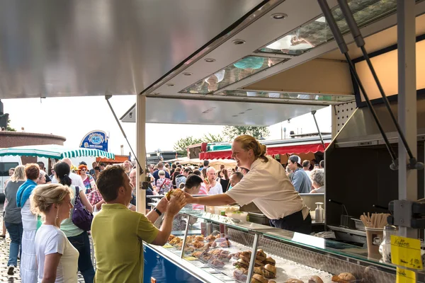 Visboer oude vismarkt door de haven van hamburg, Duitsland — Stockfoto