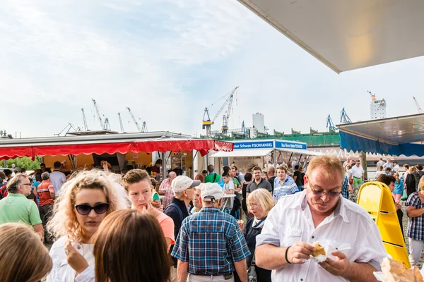 Personnes appréciant le marché aux poissons près du port à Hambourg, Allemagne — Photo