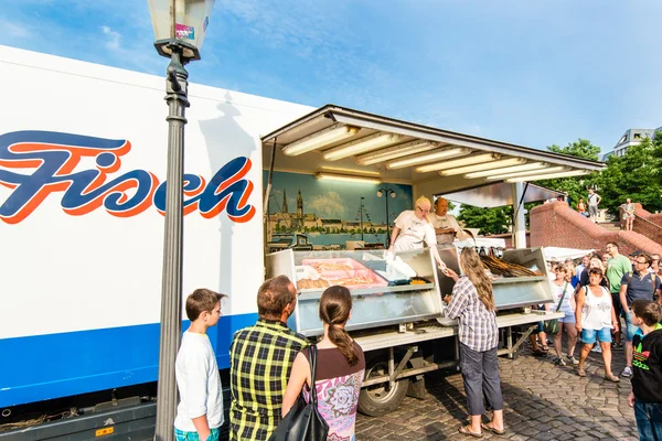 Halárus, a régi halpiac, a kikötő, Hamburg, Németország — Stock Fotó