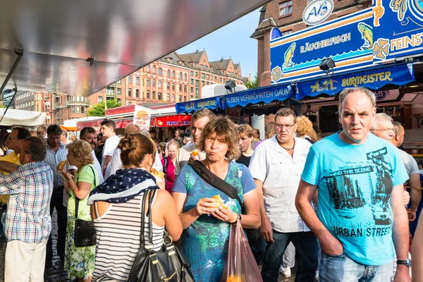 People enjoying Fish Market by the harbor in Hamburg, Germany — Stock Photo, Image