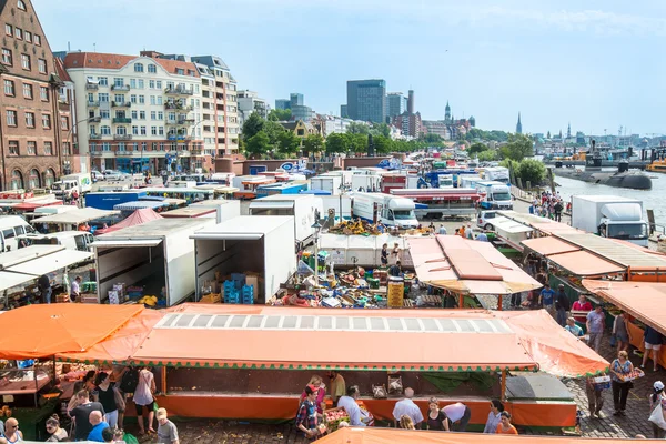 People enjoying Fish Market by the harbor in Hamburg, Germany — Stock Photo, Image