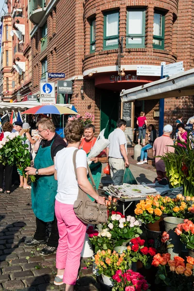 Fleuriste au vieux marché aux poissons près du port à Hambourg, Allemagne — Photo