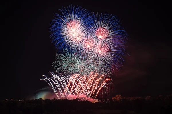 Prachtige kleurrijke vuurwerk — Stockfoto