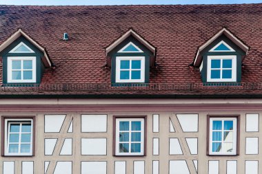 Ahşap evin yarısı