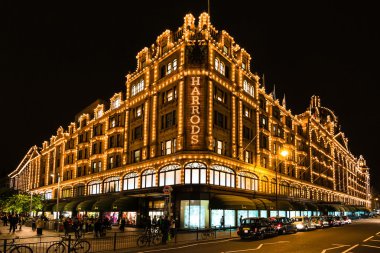Harrods alışveriş merkezinde Londra gece
