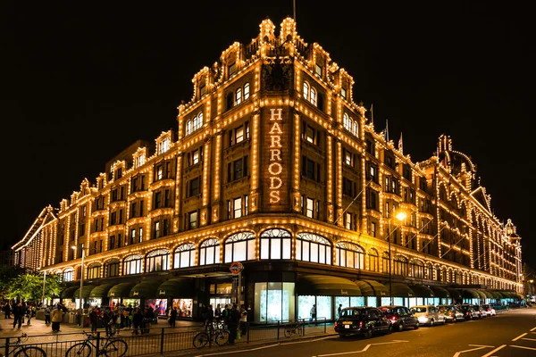 Harrods универмаг в Лондоне ночью — стоковое фото