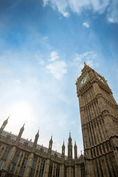 A Parlament és a Big Ben Londonban a házak — Stock Fotó