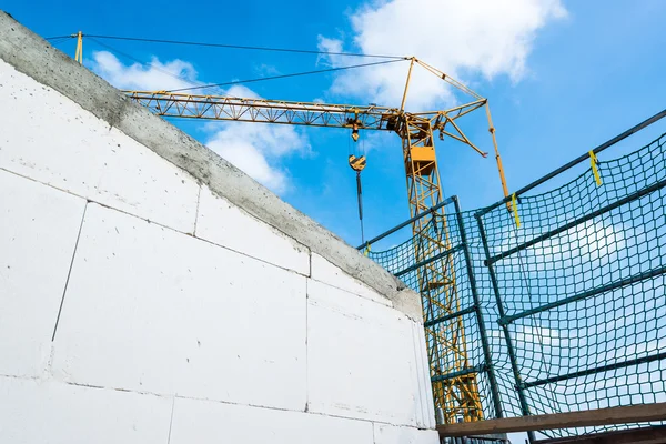 Torenkraan op bouwplaats — Stockfoto