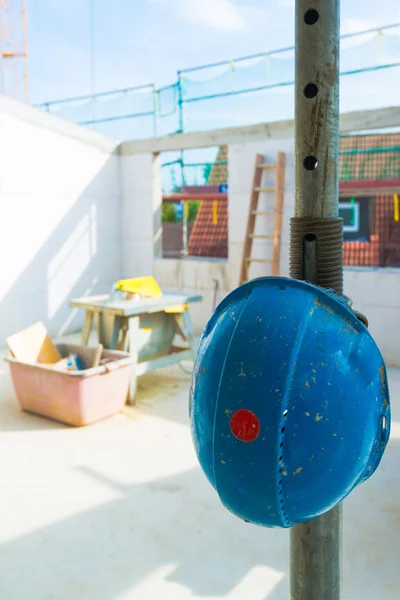 Sombrero duro en un sitio de construcción — Foto de Stock