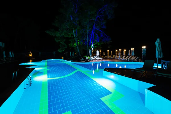 Piscine la nuit — Photo