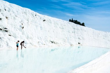 Traverten Havuzu, Pamukkale, Türkiye'de genç kadınlarda