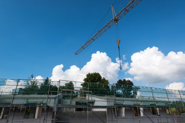 İnşaat alanında kule vinci