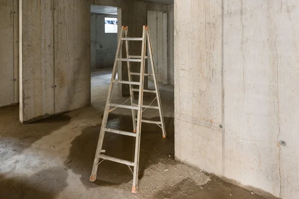 Escalera en las habitaciones en un sitio de construcción — Foto de Stock