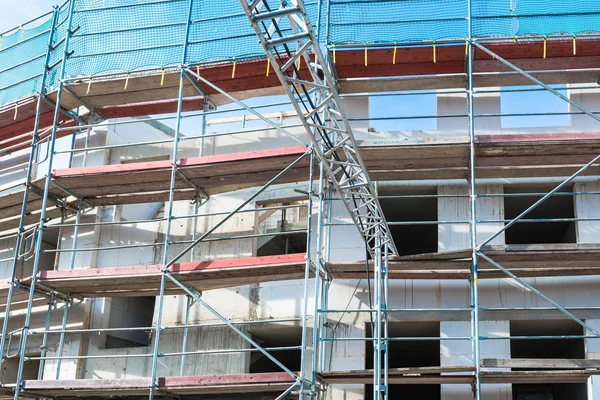 Andaimes no canteiro de obras — Fotografia de Stock