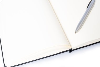 Açık defter ile kalem ve senin metin için yer