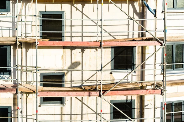 Construcción de casa nueva con andamios — Foto de Stock