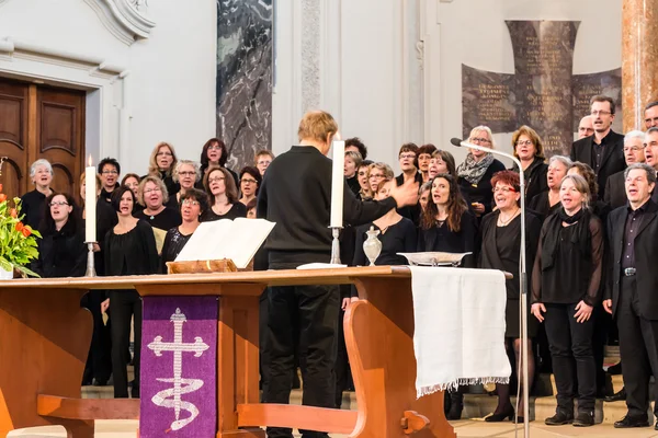 Církevní sbor během bohoslužby — Stock fotografie