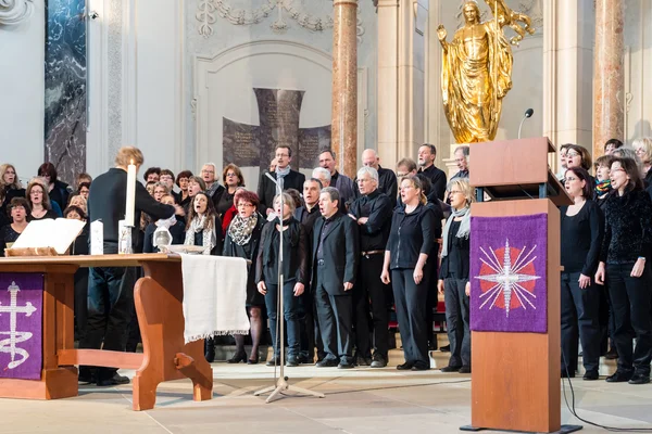 Церковный хор во время богослужения — стоковое фото