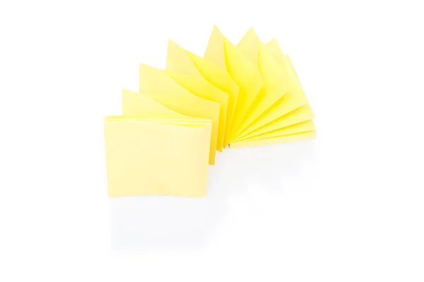 Lege gele kleverige nota op blok — Stockfoto