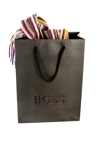 Hugo Boss preto saco de compras com conteúdo em branco — Fotografia de Stock