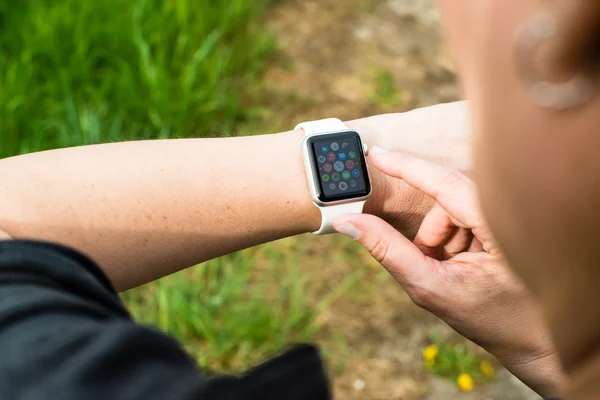 Mulher verificando seu Apple Watch — Fotografia de Stock