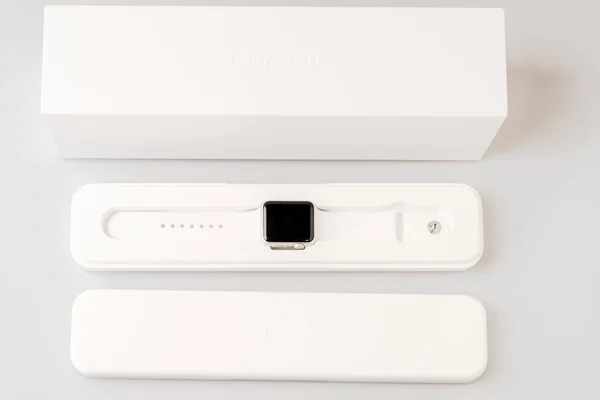 Розпакування новий годинник Apple — стокове фото