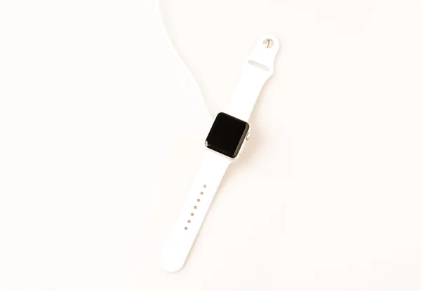 Opladen van de horloge van Apple — Stockfoto