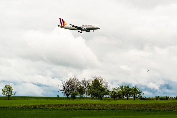 变速杆飞机接近斯图加特 — 图库照片