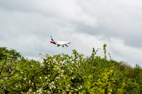 Eurowings airplane approaching Stuttgart — Stock Photo, Image