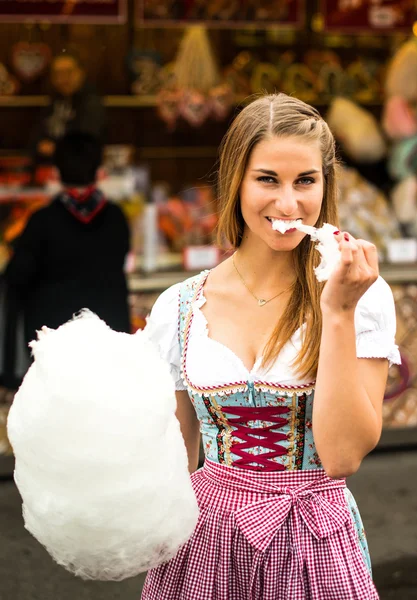 Hermosa mujer con algodón de azúcar — Foto de Stock