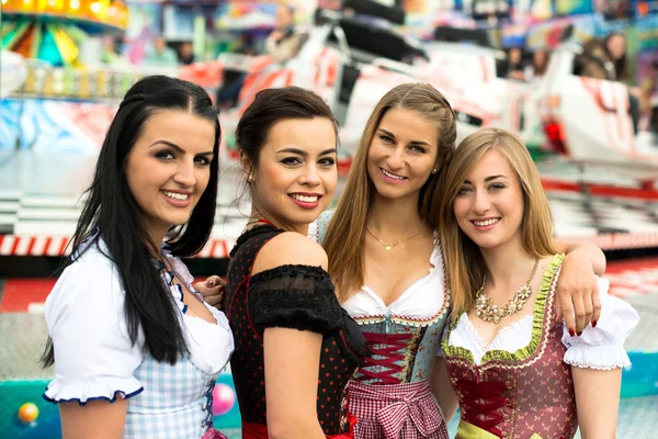 Splendide giovani donne al luna park tedesco — Foto Stock