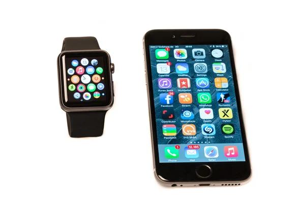 Apple Watch y iPhone —  Fotos de Stock