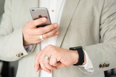 Elma izle ve bir Apple iphone 6 kullanarak iş adamı