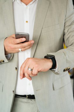 Elma izle ve bir Apple iphone 6 kullanarak iş adamı