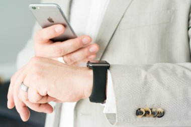 Elma izle ve bir Apple iphone 6 kullanarak iş adamı