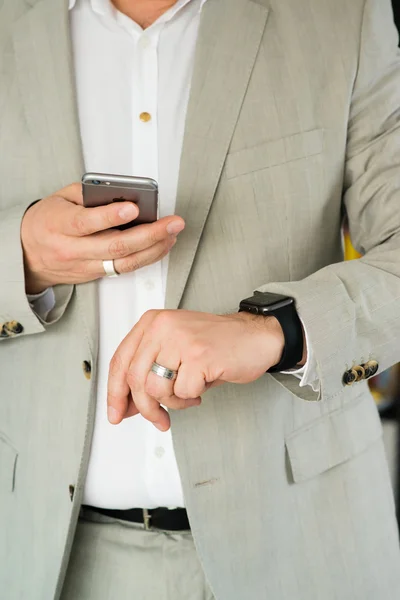 एप्पल वॉच और एक ऐप्पल आईफोन 6 का उपयोग करने वाले व्यापारी — स्टॉक फ़ोटो, इमेज