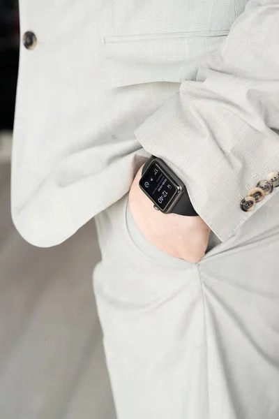 Επιχειρηματίας φορώντας το ρολόι της Apple — Φωτογραφία Αρχείου
