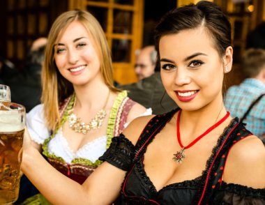 Kızlar Oktoberfest bira içmek