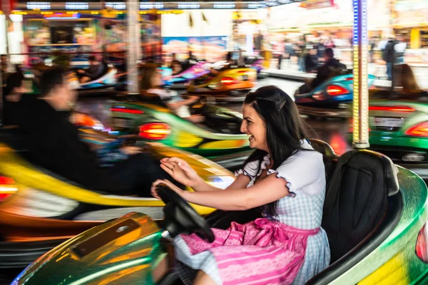 Schönes Mädchen im elektrischen Autoscooter im Freizeitpark — Stockfoto