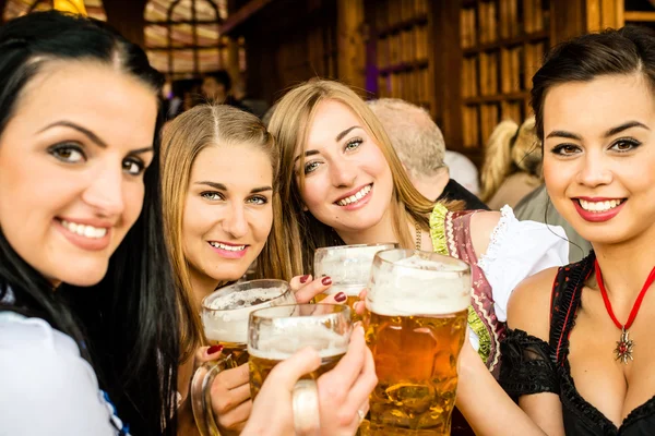 Mädchen trinken Bier — Stockfoto