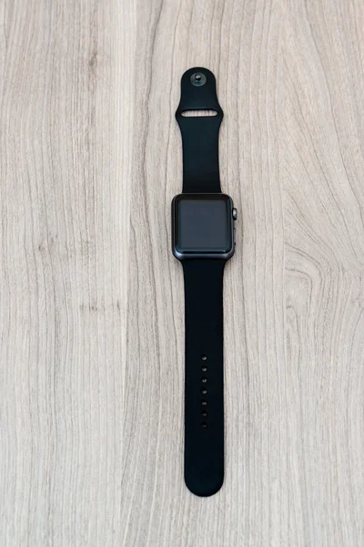 Sportovní hodinky Apple na stůl s prázdnou obrazovkou — Stock fotografie