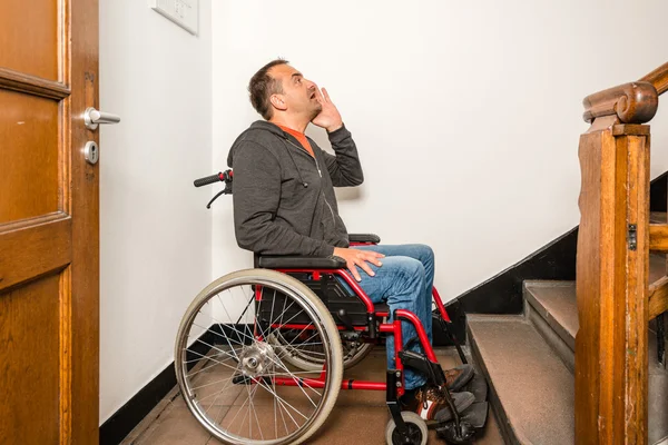 階段の障壁に直面している車椅子の人 — ストック写真