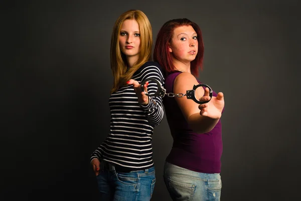 Zwei junge Frauen mit Handschellen — Stockfoto